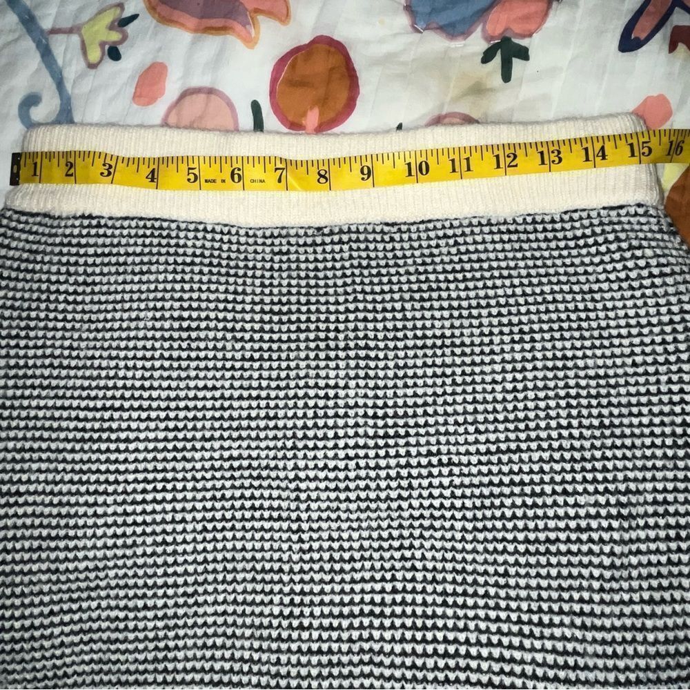 Sioni / Two piece Cardigan and Skirt Set - Picture 10 of 11